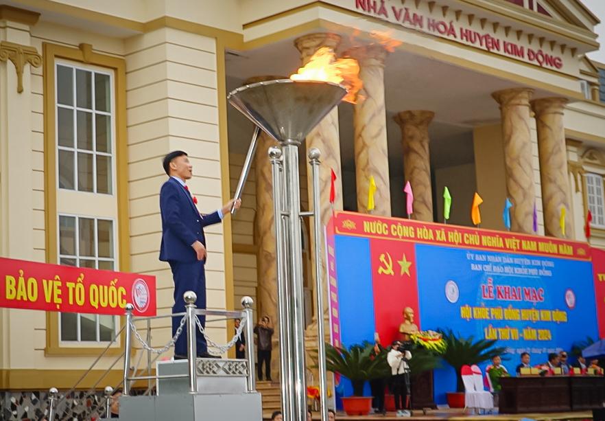 Đồng chí Bùi Văn Phúc, Phó Bí thư Huyện ủy, Chủ tịch UBND huyện đã thắp ngọn đuốc lửa truyền thống của Hội Khỏe Phù Đổng lên Đài lửa tại sân vận động huyện Kim Động